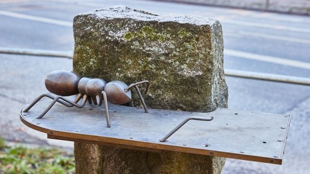 Ameisen-Skulptur gestohlen Ameisen-Skulptur gestohlen