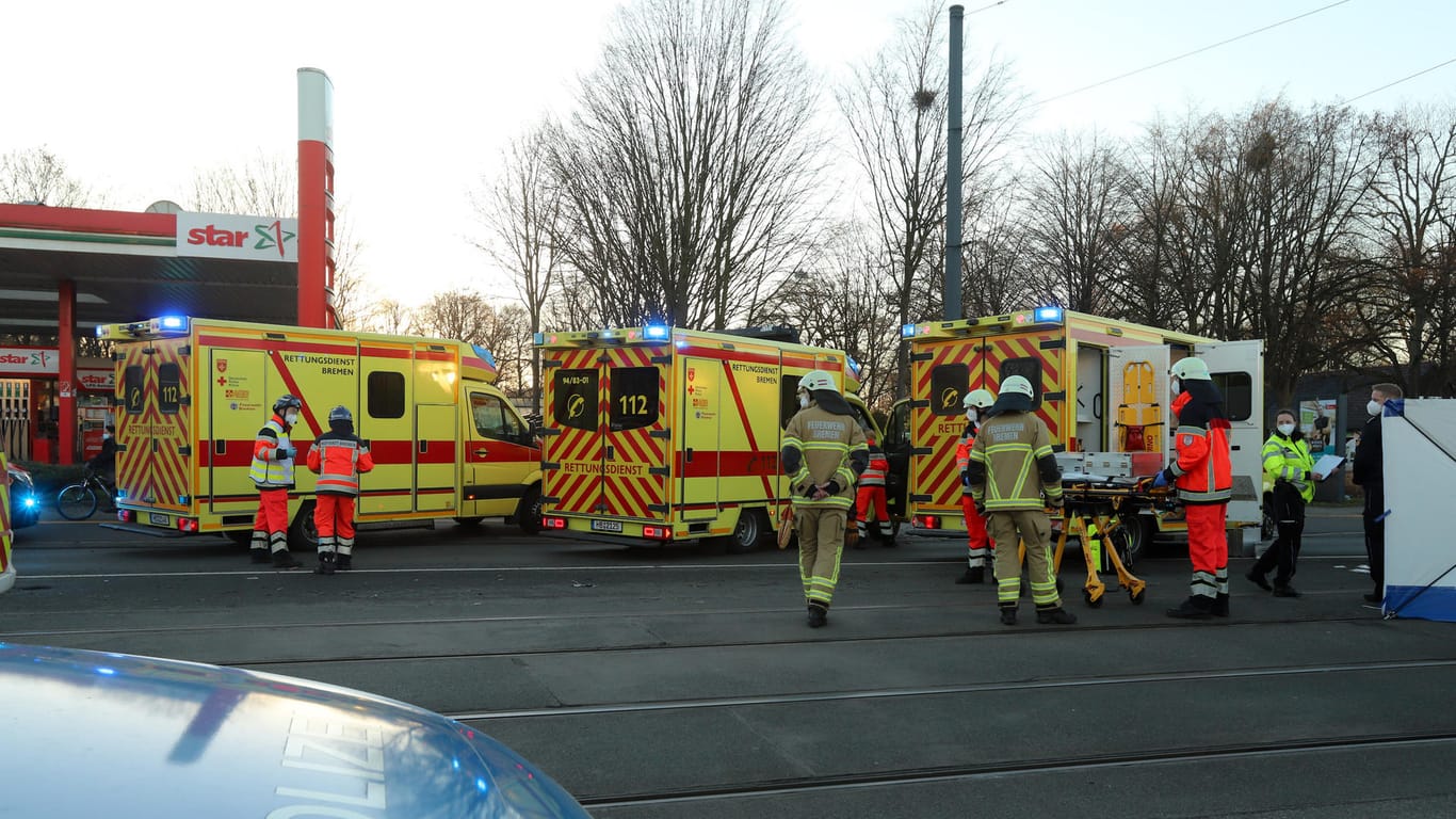 Rettungskräfte in Bremen: Die Fahrerin des Autos musste von der Feuerwehr befreit werden.