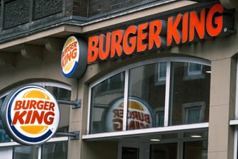 Eine Filiale von Burger King in Düsseldorf (Symbolbild): Der deutsche Ableger der Kette geht an US-Investoren.