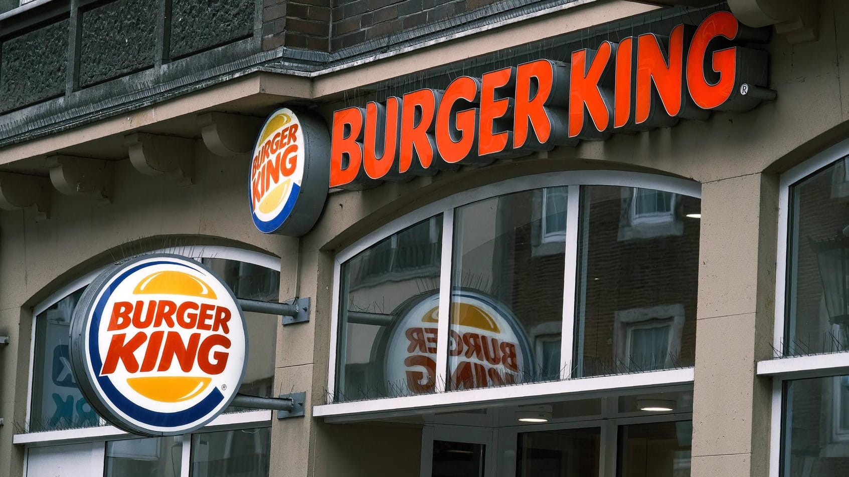 Eine Filiale von Burger King in Düsseldorf (Symbolbild): Der deutsche Ableger der Kette geht an US-Investoren.