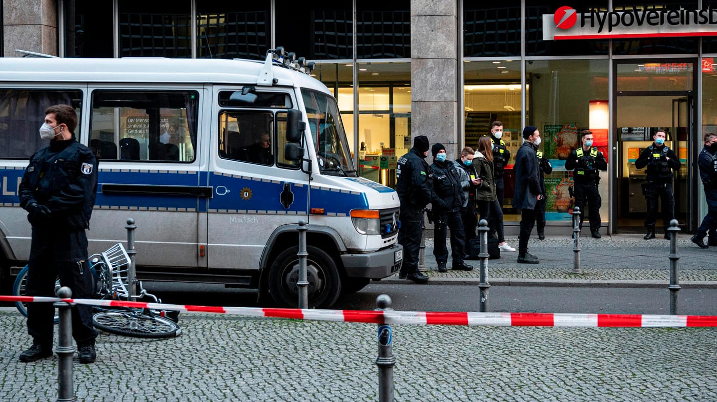 Einsatzkräfte vor der Bank: Noch ist unklar, wie viele Gangster genau die Filiale überfielen.