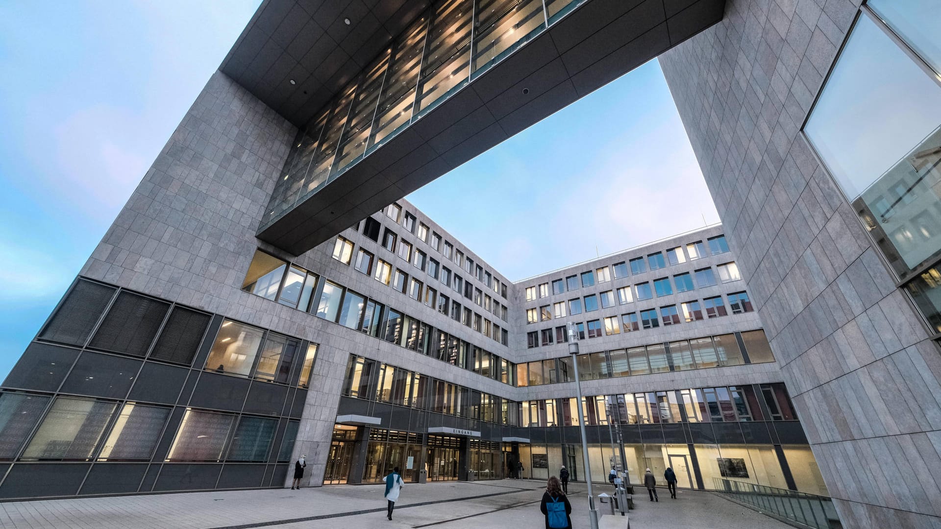 Das Amts-und Landgericht in Düsseldorf (Archivbild): Der Mann hatte bei der Anmietung der Räume gefälschten Gehaltsnachweisen vorgewiesen.