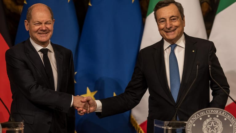 Zufriedene Gesichter: Ministerpräsident Mario Draghi und Bundeskanzler Olaf Scholz.