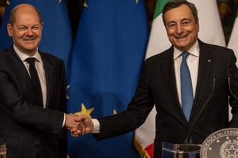 Zufriedene Gesichter: Ministerpräsident Mario Draghi und Bundeskanzler Olaf Scholz.