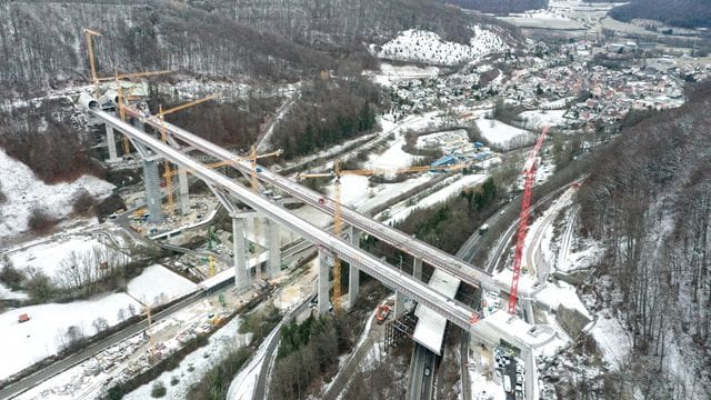 Neue Bahnbrücke überspannt das Filstal