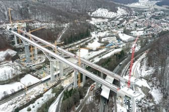 Neue Bahnbrücke überspannt das Filstal