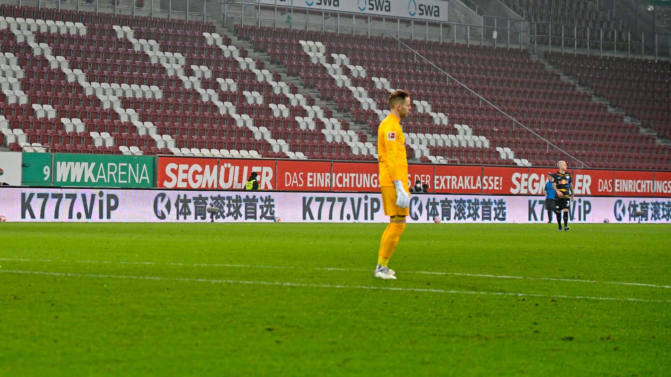 Peter Gulacsi steht im zuschauerleeren Augsburger Stadion, dieses Bild droht nun der gesamten Bundesliga. Peter Gulacsi steht im zuschauerleeren Augsburger Stadion, dieses Bild droht nun der gesamten Bundesliga.