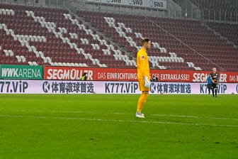 Peter Gulacsi steht im zuschauerleeren Augsburger Stadion, dieses Bild droht nun der gesamten Bundesliga.