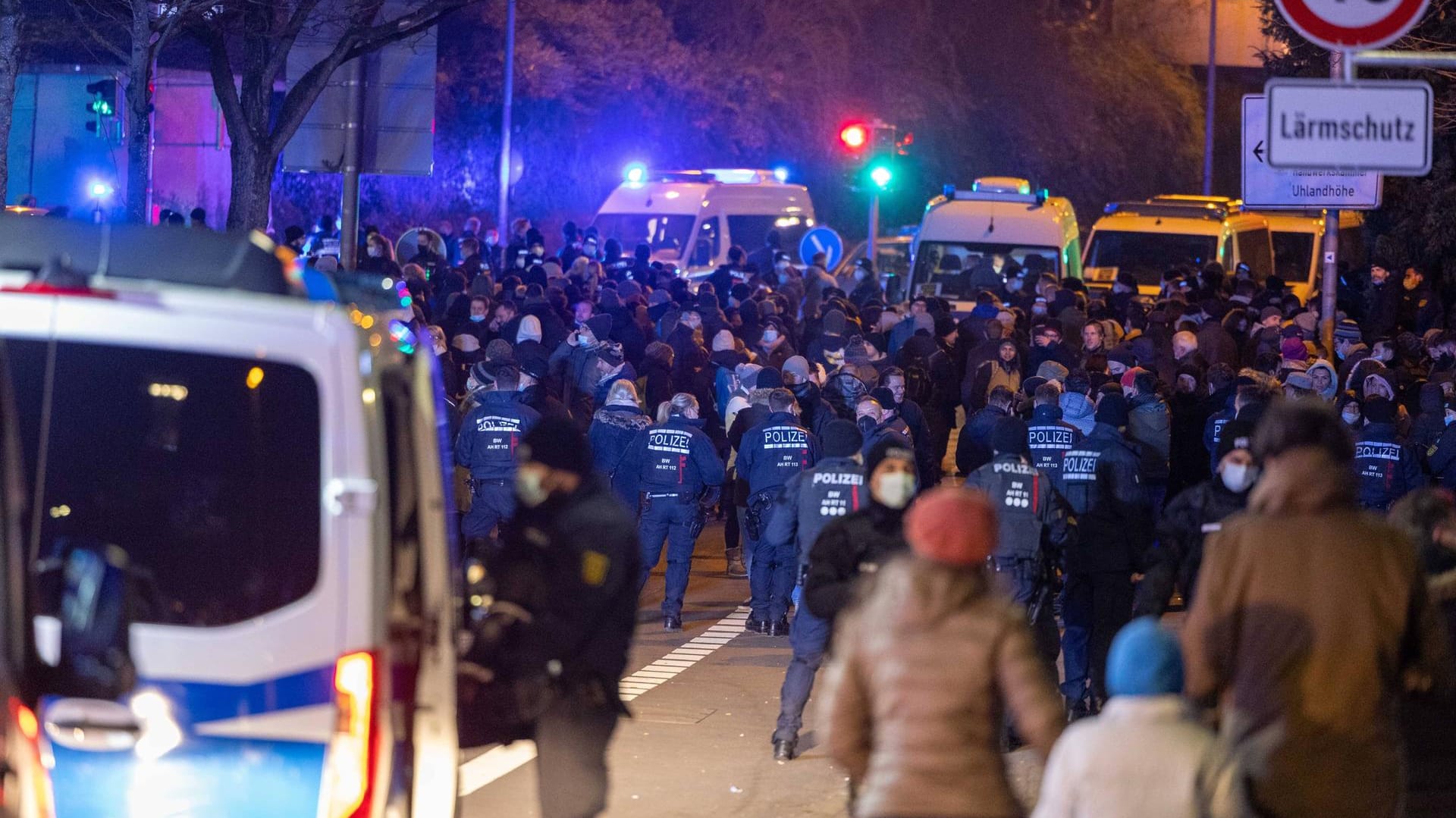 Reutlingen, Baden-Württemberg, am Samstag: Rund 1.000 Impf- und Maßnahmengegnern demonstrierten. Die Polizei versuchte über Stunden erfolglos, sie zu stoppen.
