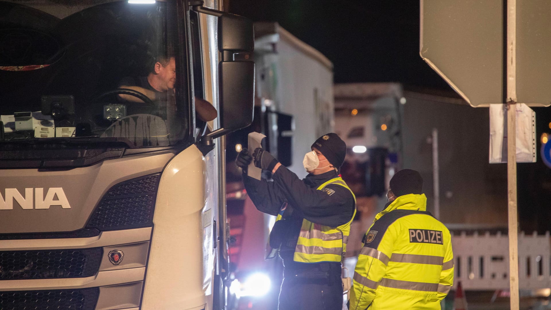 Kontrolle an der Grenze zu Tschechien im Februar: Nach einem lockeren Sommer haben viele Länder wieder scharfe Restriktionen für die Einreise eingeführt.