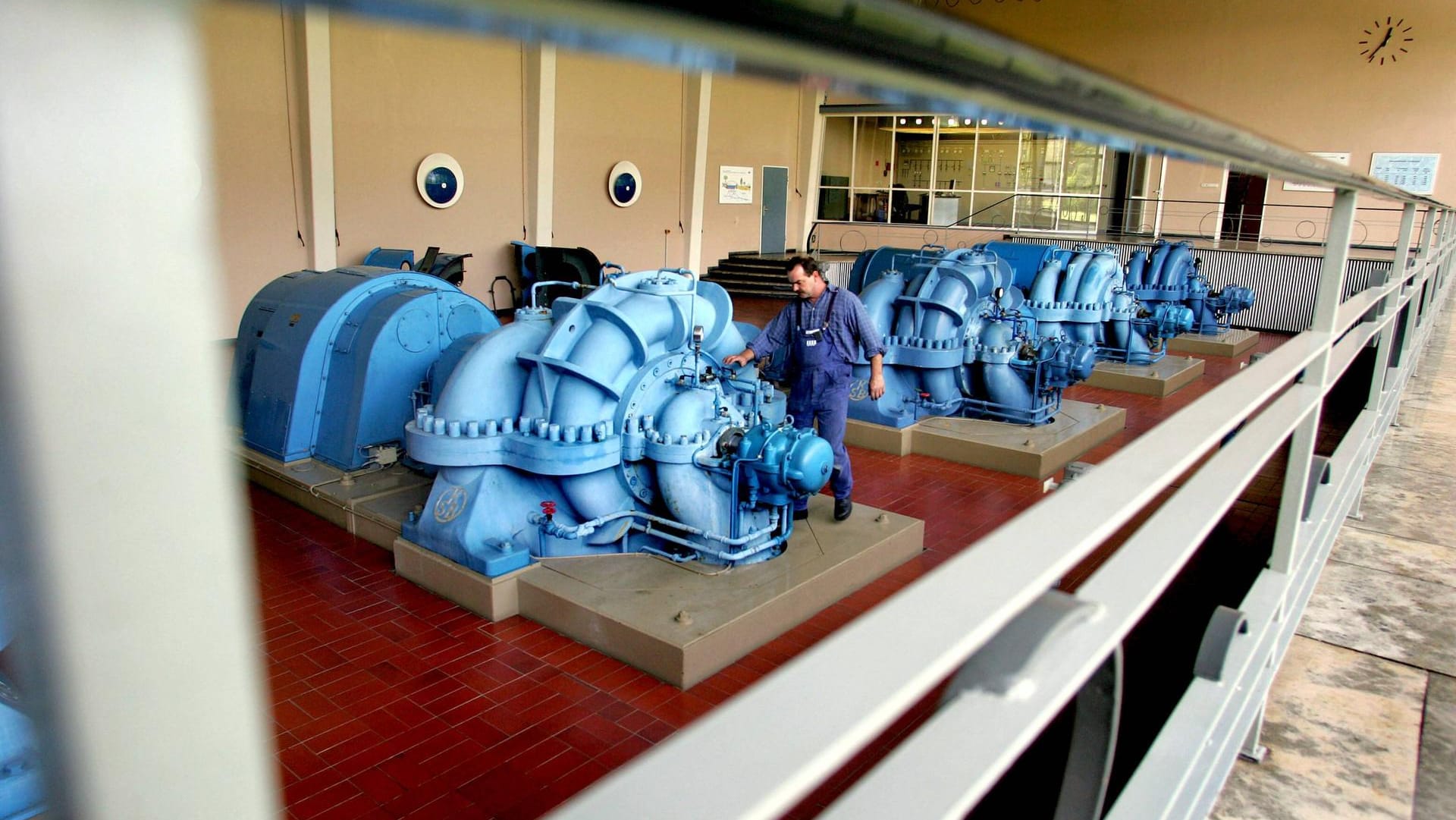 Wasserwerker im Pumpenhaus (Symbolbild): Bei den Berliner Wasserbetrieben wurde der Schichtbetrieb komplett umgestellt, um große Quarantänekreise zu vermeiden.