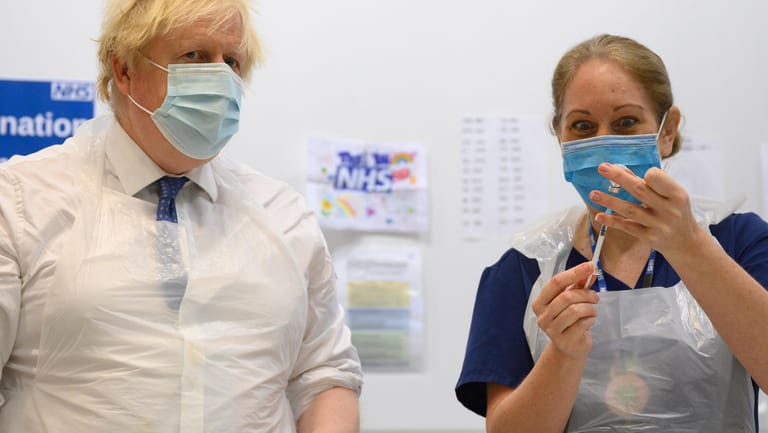 Der britische Premierminister Boris Johnson in einem Impfzentrum: In England und Schottland hat sich Omikron innerhalb weniger Wochen durchgesetzt.