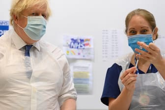 Der britische Premierminister Boris Johnson in einem Impfzentrum: In England und Schottland hat sich Omikron innerhalb weniger Wochen durchgesetzt.