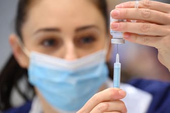 Corona-Impfstoff von Moderna: Das Unternehmen will jetzt ein an die Omikronvariante angepasstes Mittel entwickeln.