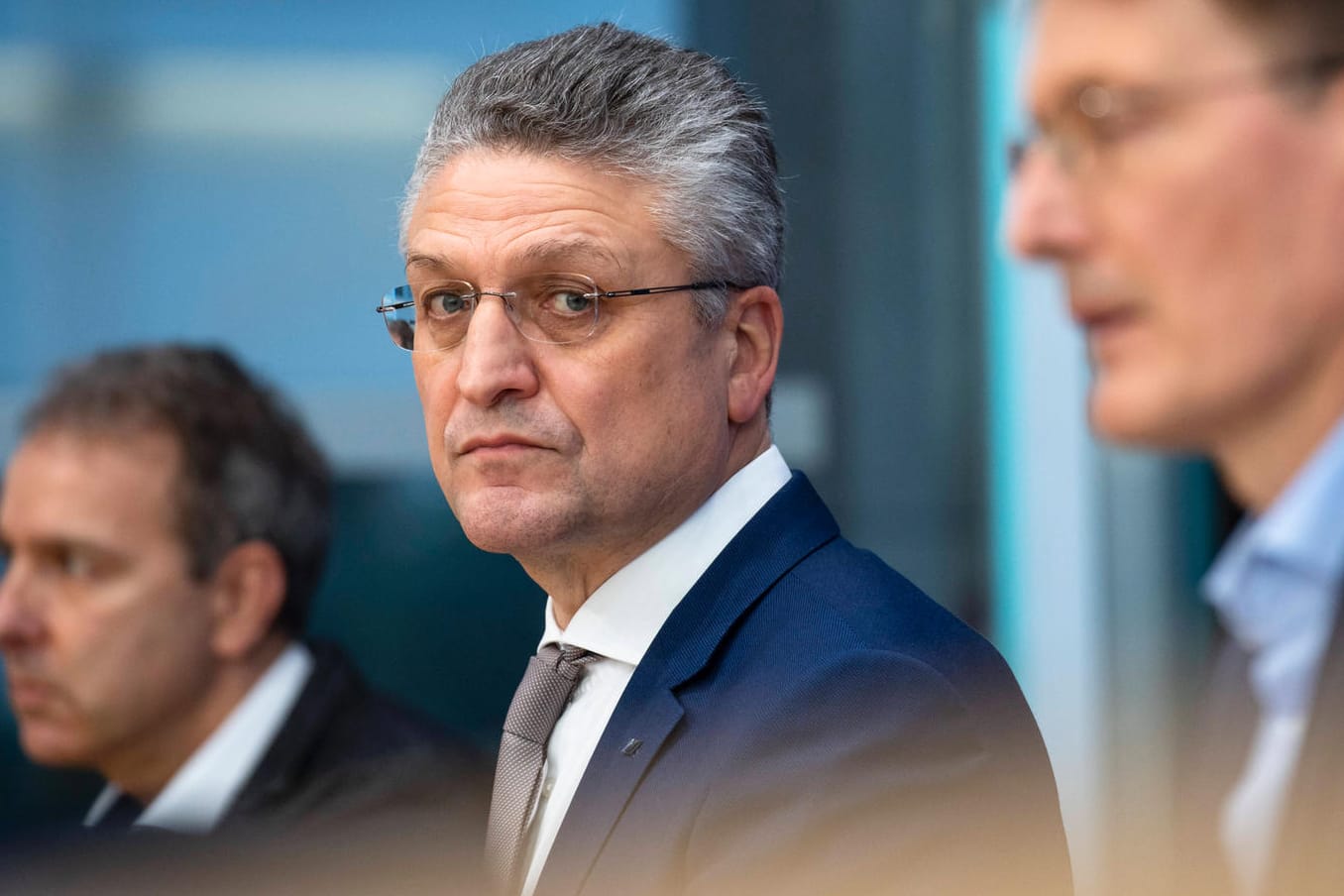 RKI-Chef Lothar Wieler (M.) bei einer Pressekonferenz mit Gesundheitsminister Lauterbach: Sein Institut fürchtet eine "Überlastung des Gesundheitssystems".