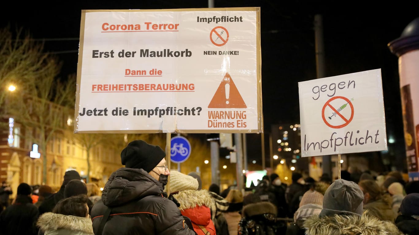 Proteste in Rostock: Rund 10.000 Menschen demonstrierten in der Stadt.Coronavirus -Proteste Rostock