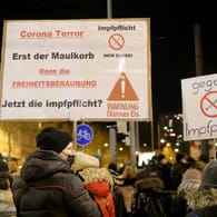 Proteste in Rostock: Rund 10.000 Menschen demonstrierten in der Stadt.Coronavirus -Proteste Rostock