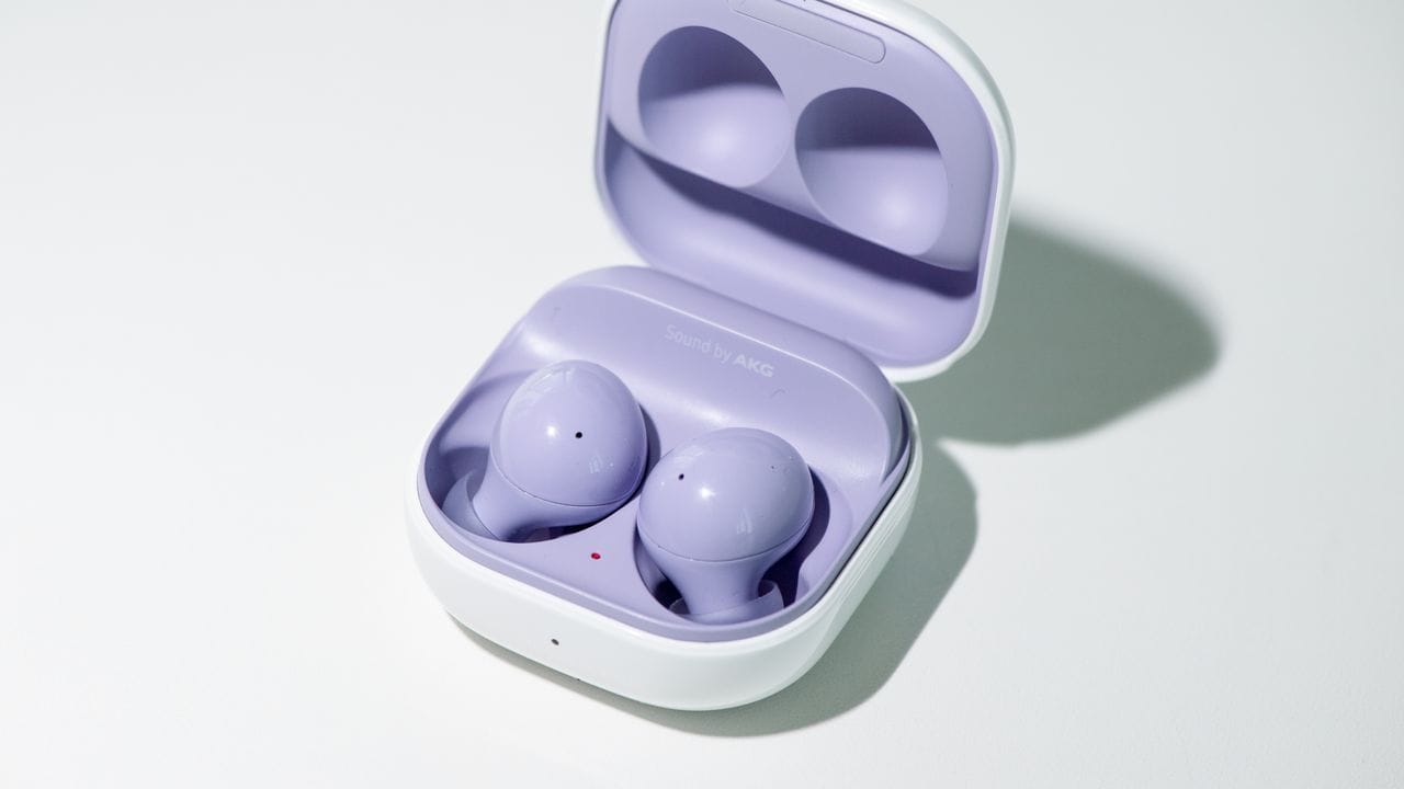 Knapp 4,5 Stunden halten die Buds mit einer Batterieladung. Knapp 4,5 Stunden halten die Buds mit einer Batterieladung.