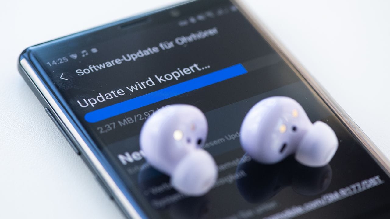 Produkt reift beim Kunden nach: Samsung liefert im Testzeitraum zwei Updates für die Buds. Produkt reift beim Kunden nach: Samsung liefert im Testzeitraum zwei Updates für die Buds.