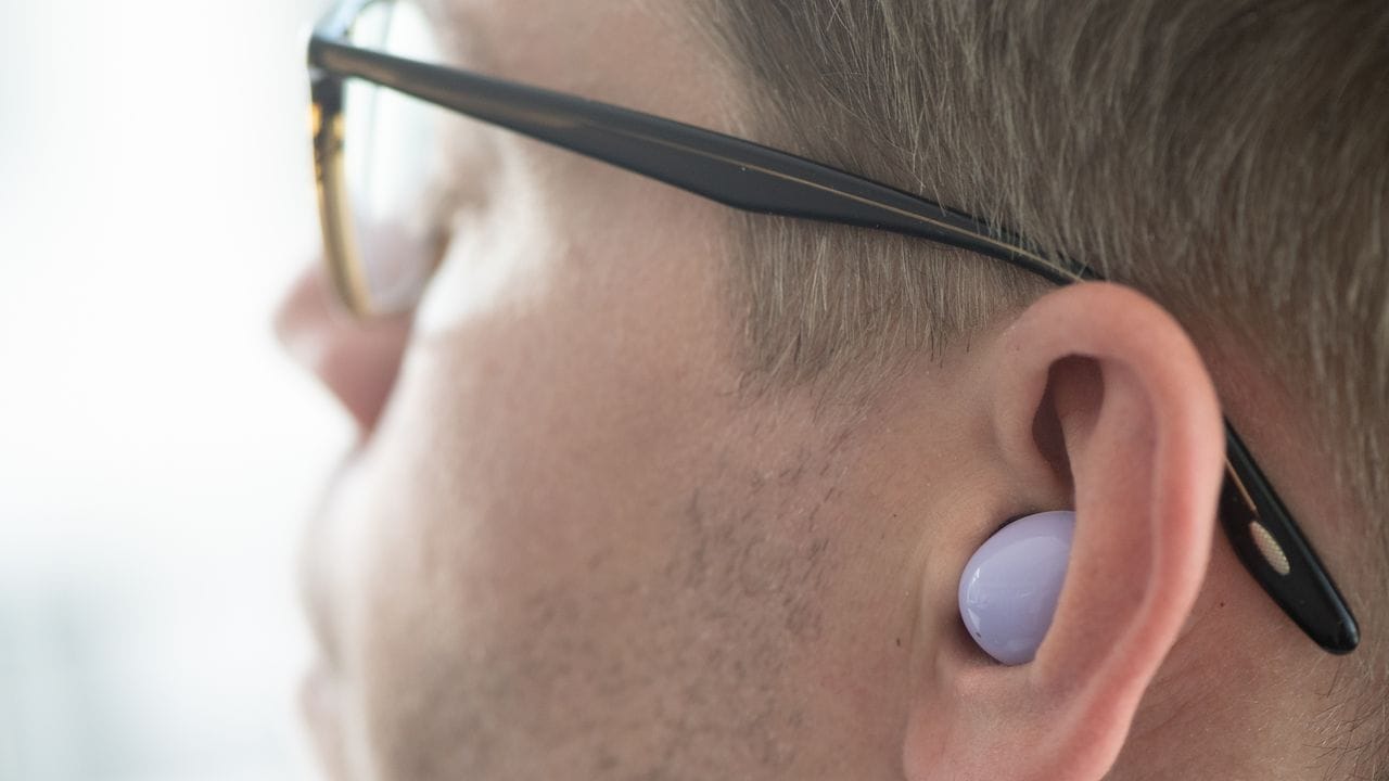 Anders als viele Ohrstöpsel von Mitbewerbern schauen die Galaxy Buds 2 kaum aus dem Ohr heraus. Anders als viele Ohrstöpsel von Mitbewerbern schauen die Galaxy Buds 2 kaum aus dem Ohr heraus.