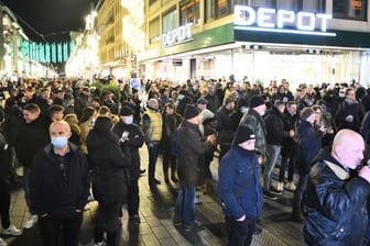 Einsatzkräfte bei Corona-Demo in Mannheim verletzt