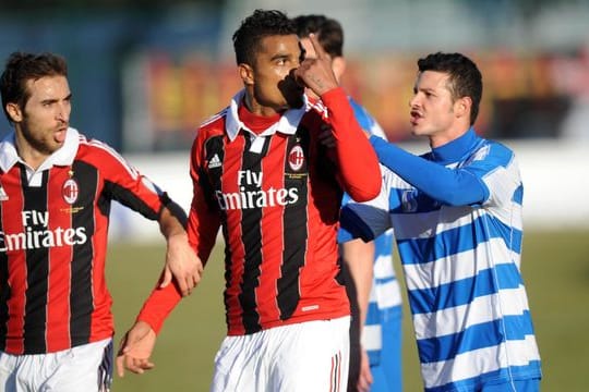 Kevin Prince Boateng (M) verlässt im Mai 2013 während des Freundschaftsspiels zwischen dem AC Mailand und Pro Patria das Spielfeld.