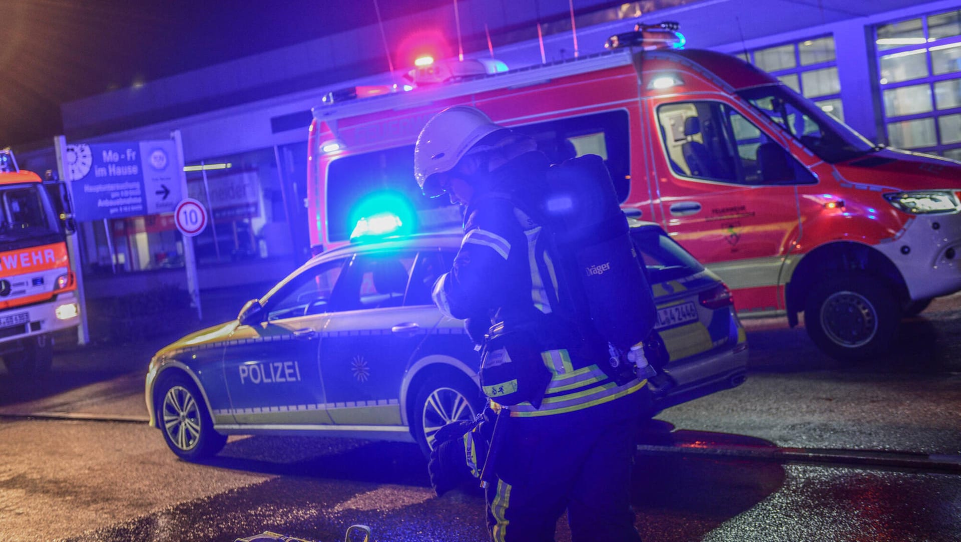 Feuerwehr- und Polizeieinsatz (Symbolbild): Es war zunächst unklar, wie viele Menschen in dem Mehrfamilienhaus wohnten.