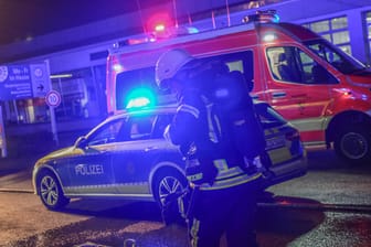 Feuerwehr- und Polizeieinsatz (Symbolbild): Es war zunächst unklar, wie viele Menschen in dem Mehrfamilienhaus wohnten.