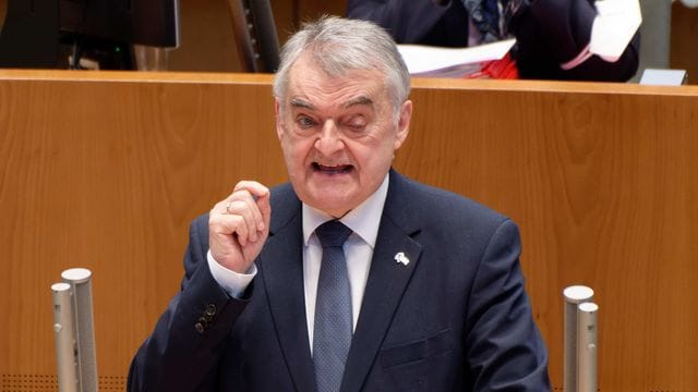 Herbert Reul: Der NRW-Innenminister fordert Menschen dazu auf, sich für Katastrophenfälle zu rüsten.