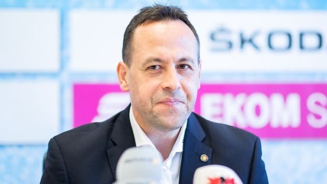 Marco Sturm beantwortet auf einer Pressekonferenz Fragen von Journalisten.