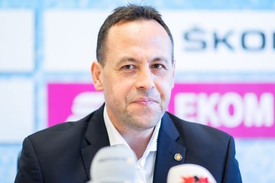 Marco Sturm beantwortet auf einer Pressekonferenz Fragen von Journalisten.