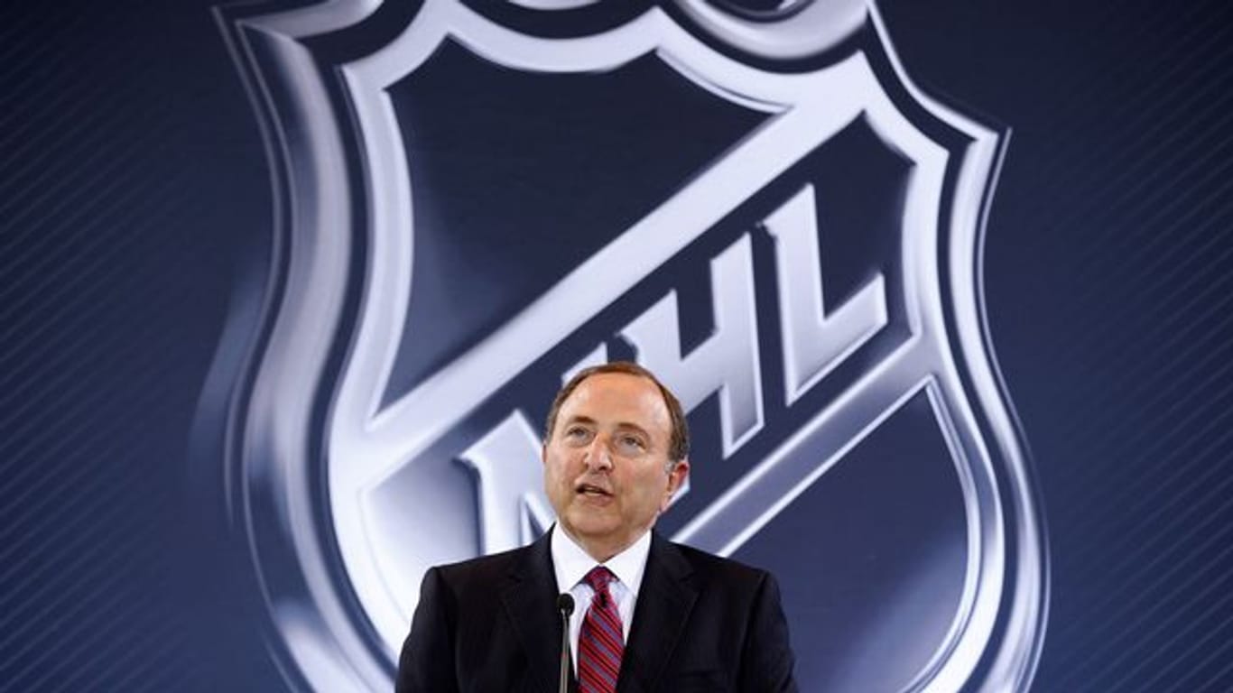 Der Chef der nordamerikanischen Eishockey-Profiliga NHL, Gary Bettman, steht vor dem NHL Logo während einer Pressekonferenz.