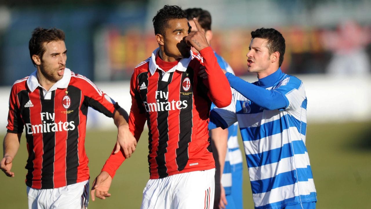 Kevin Prince Boateng (M) verlässt im Mai 2013 während des Freundschaftsspiels zwischen dem AC Mailand und Pro Patria das Spielfeld. Kevin Prince Boateng (M) verlässt im Mai 2013 während des Freundschaftsspiels zwischen dem AC Mailand und Pro Patria das Spielfeld.