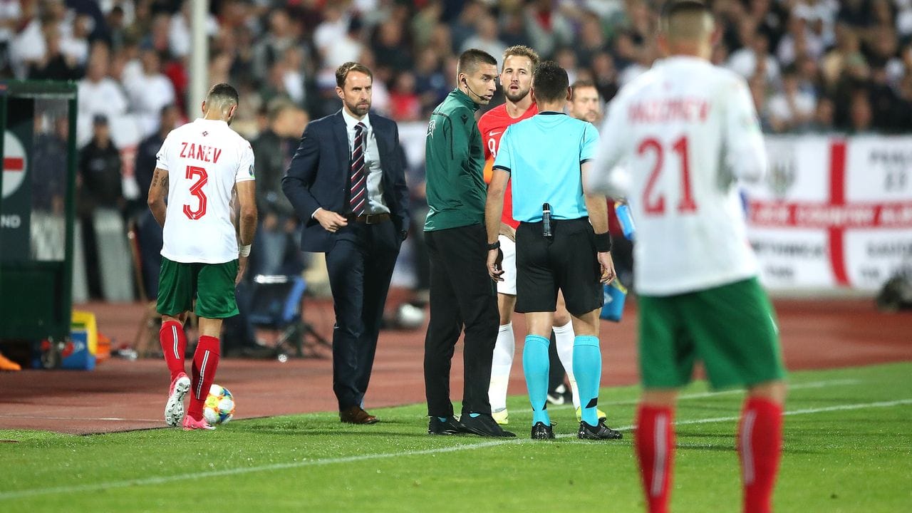 Der Schiedsrichter Ivan Bebek spricht mit dem englischen Manager Gareth Southgate (l) und Harry Kane (M) während des Spiels. Der Schiedsrichter Ivan Bebek spricht mit dem englischen Manager Gareth Southgate (l) und Harry Kane (M) während des Spiels.