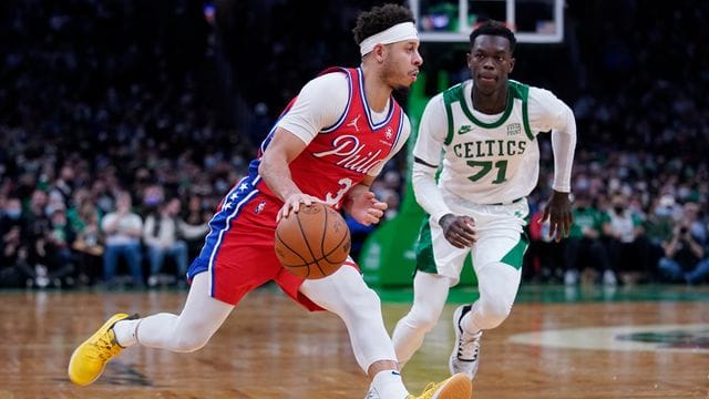Basketball-Nationalspieler Dennis Schröder Dennis Schröder (r) verlor mit den Boston Celtics gegen die Philadelphia 76ers. Basketball-Nationalspieler Dennis Schröder Dennis Schröder (r) verlor mit den Boston Celtics gegen die Philadelphia 76ers.