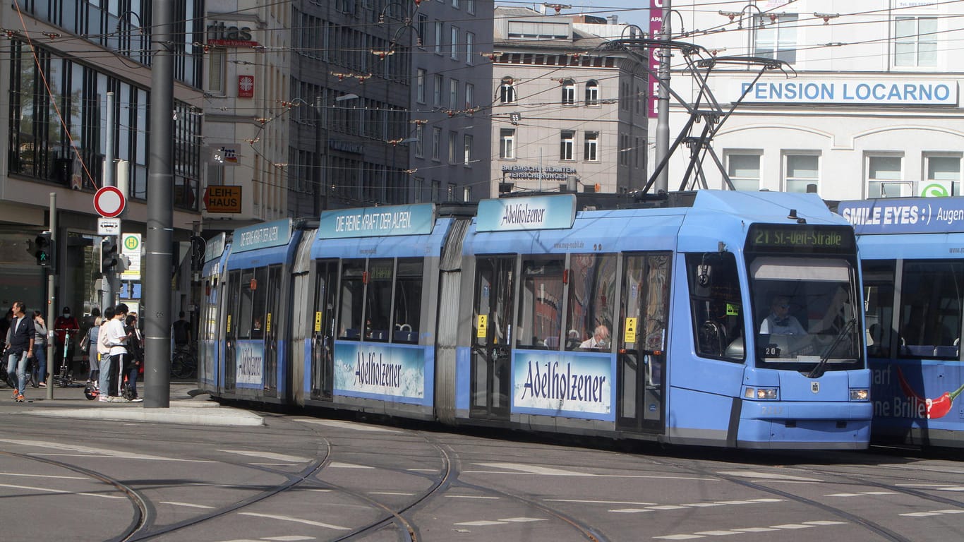 Tram in München (Symbolfoto): Am Montag stieß ein Wagen mit einem Kind zusammen.