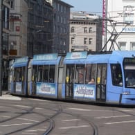 Tram in München (Symbolfoto): Am Montag stieß ein Wagen mit einem Kind zusammen.