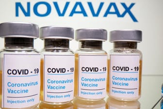 Impfstoffampullen unter Novavax-Logo: Sachsens KV-Chef Heckemann glaubt, dass proteinbasierte Impfstoffe die Impfquote deutlich erhöhen könnten.