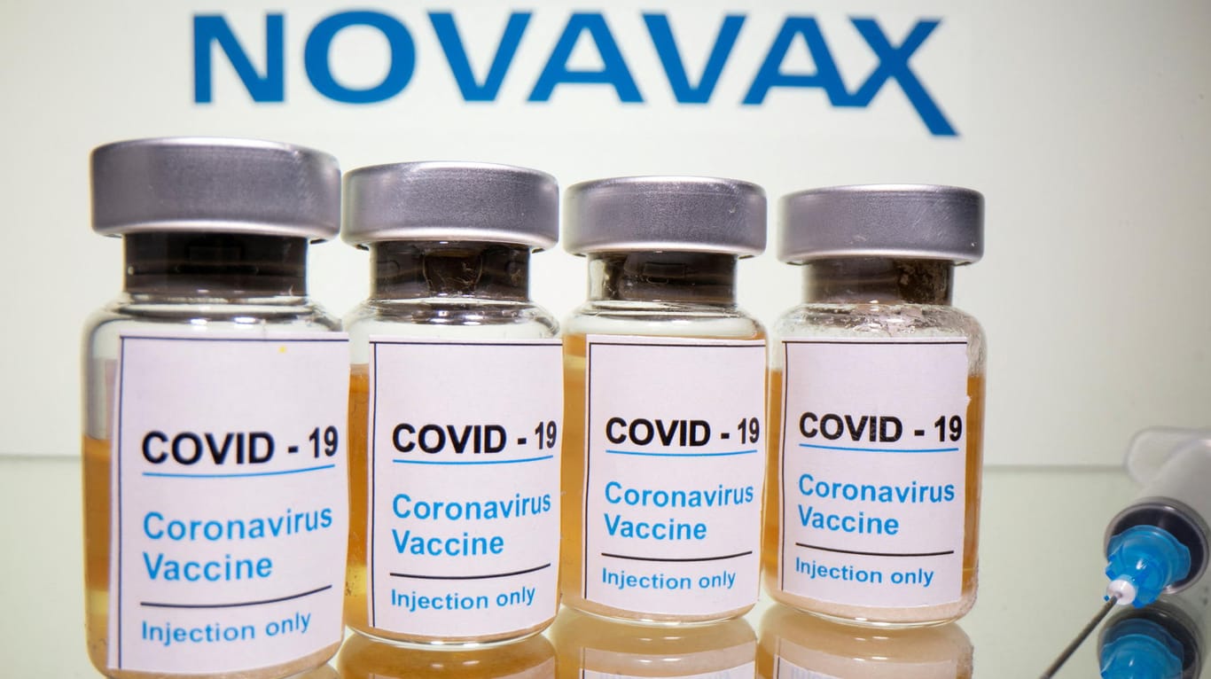 Impfstoffampullen unter Novavax-Logo: Sachsens KV-Chef Heckemann glaubt, dass proteinbasierte Impfstoffe die Impfquote deutlich erhöhen könnten.
