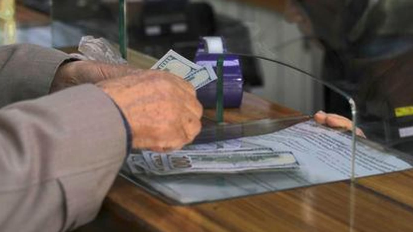 Ein Mann mit Lira-Scheinen in der Wechselstube (Symbolbild): Die Währung erholt sich nach etlichen Tiefständen wieder.