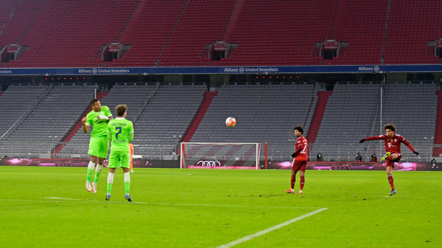 Leere Ränge in den Bundesliga-Stadien: Wie hier zuletzt schon in München, werden ab sofort wieder überall die Tribünen komplett unbesetzt bleiben.