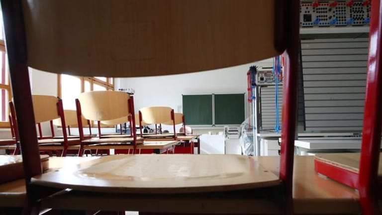 Ein leeres Klassenzimmer in einer Schule in Thüringen.