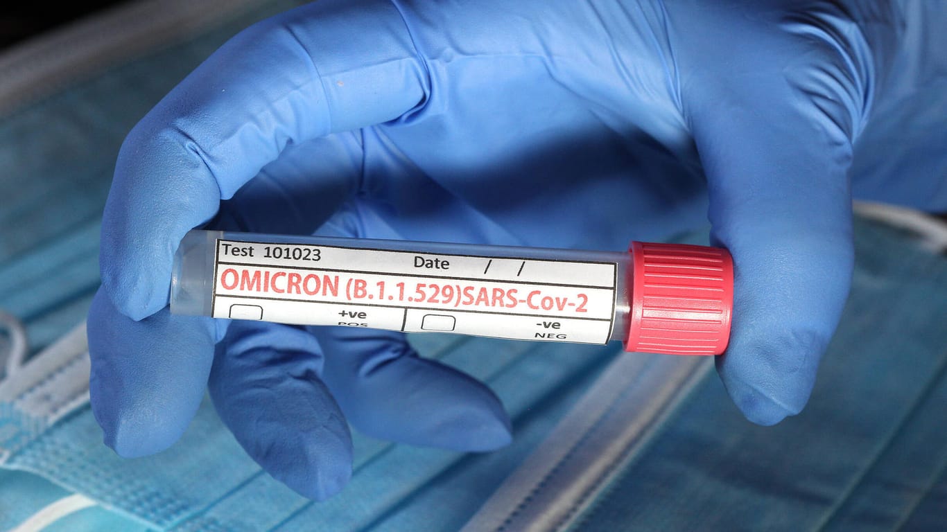 Teströhrchen mit der Aufschrift "Omicron" (Symbolbild): Forscher sehen einen "besorgniserregenden" Trend.