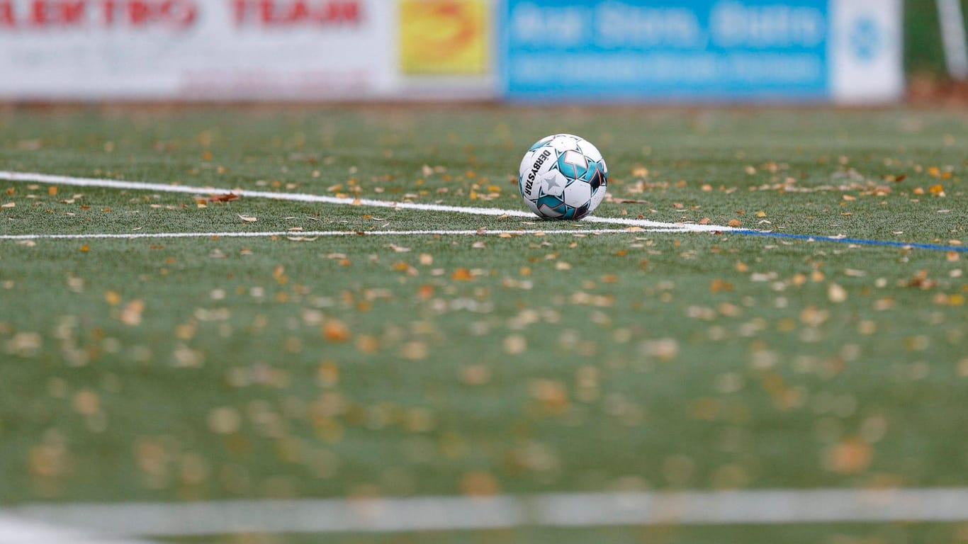 Ein Ball liegt auf einem Fußballplatz (Archivbild): In Dortmund ist ein Kreisliga-Spiel nach Tumulten abgebrochen worden.