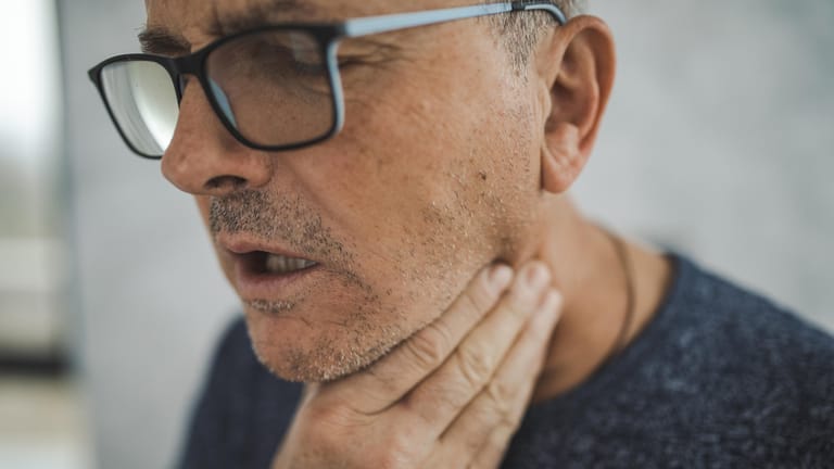 Halsschmerzen: Sie zählen zu den ersten Anzeichen einer Corona-Infektion. Laut einer Studie lassen die Beschwerden oftmals mit der richtigen Ernährung mildern.