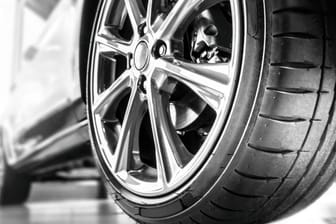 Reifen: Das Profil sollte sich möglichst langsam abnutzen, damit die Reifen nicht so schnell getauscht werden müssen. (Symbolbild)