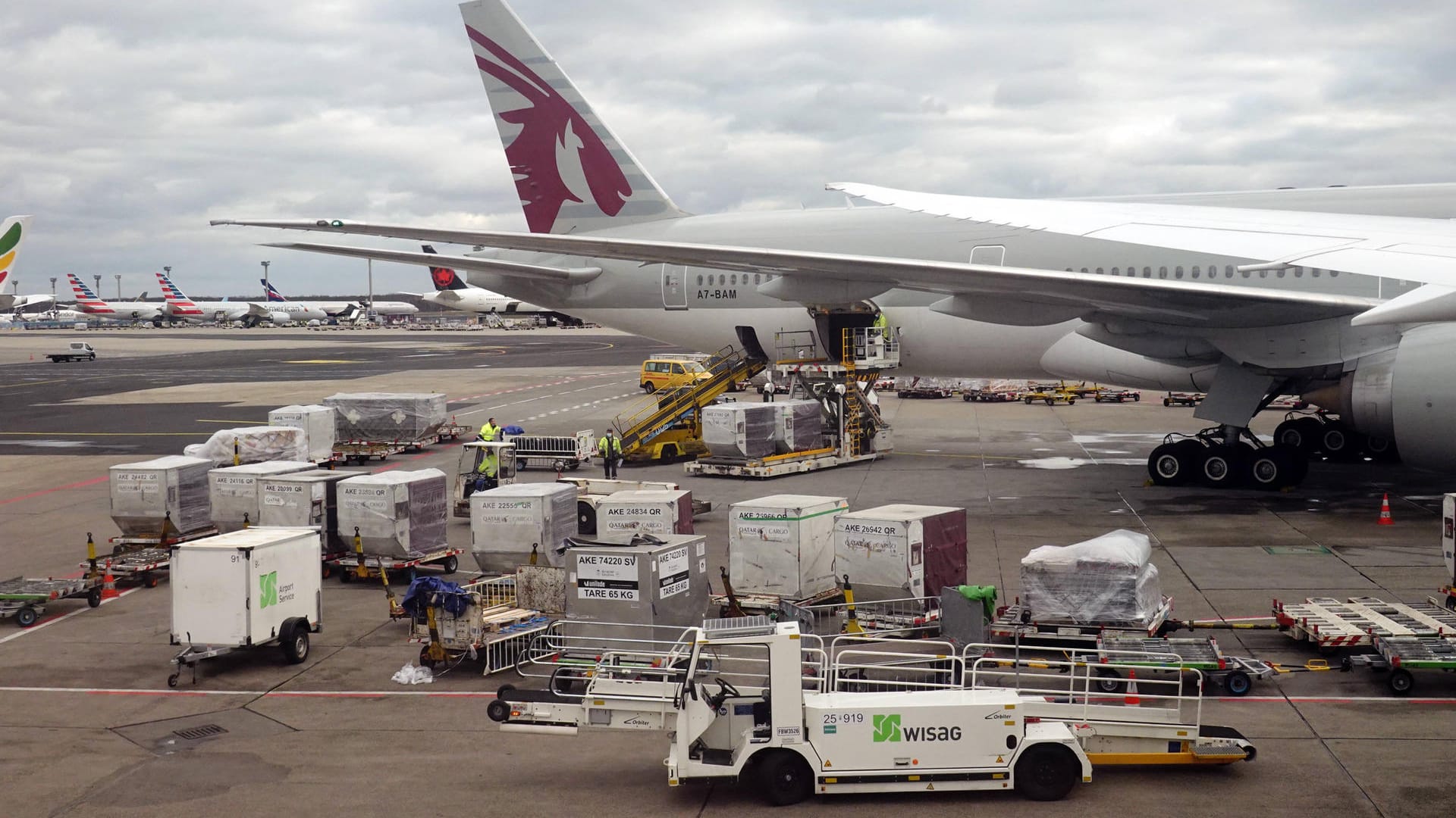 Arbeiten am Flughafen Frankfurt (Archivbild): Die Gewerkschaft Verdi hat für Mittwoch hier einen Streik angekündigt.