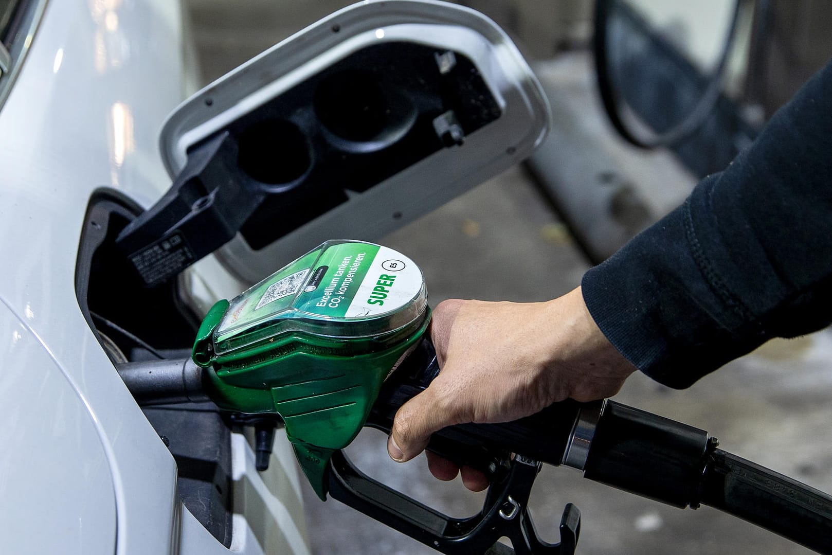 Ein Autofahrer beim Tanken (Symbolbild): Besonders die hohen Spritkosten treiben die Teuerung an. Ein Autofahrer beim Tanken (Symbolbild): Besonders die hohen Spritkosten treiben die Teuerung an.