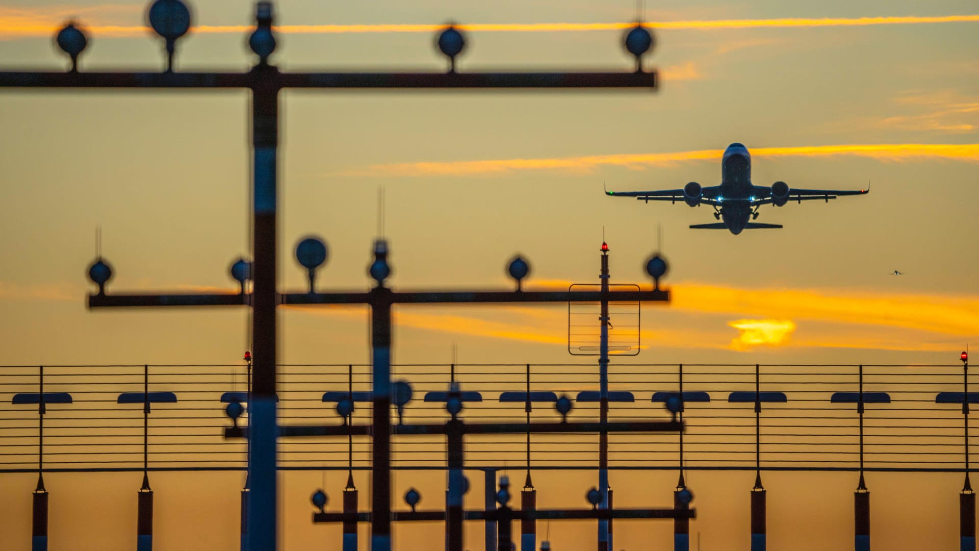 Ein Flieger beim Start am Flughafen Düsseldorf (Symbolbild): Das EuGH hat entschieden, dass nach vorne verlegte Flüge als annuliert gelten.