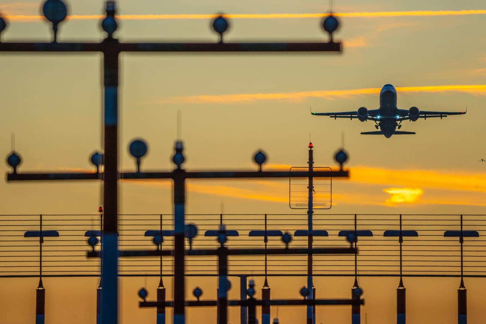 Ein Flieger beim Start am Flughafen Düsseldorf (Symbolbild): Das EuGH hat entschieden, dass nach vorne verlegte Flüge als annuliert gelten.